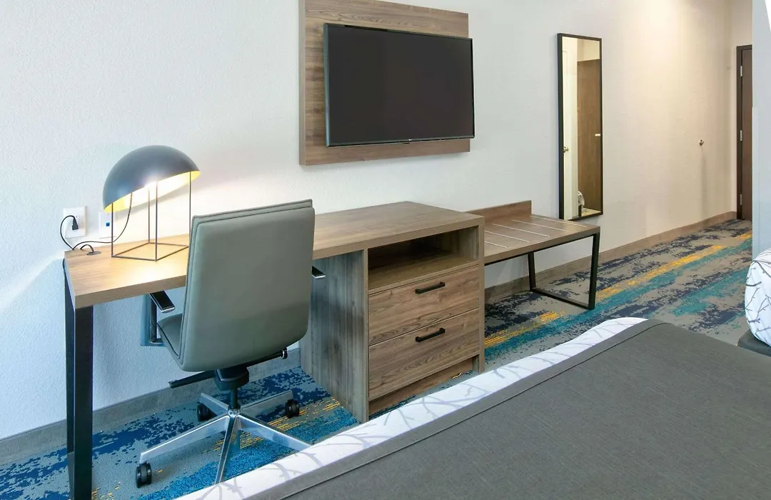 La Quinta Inn & Suites By Wyndham Dallas/Fairpark-1