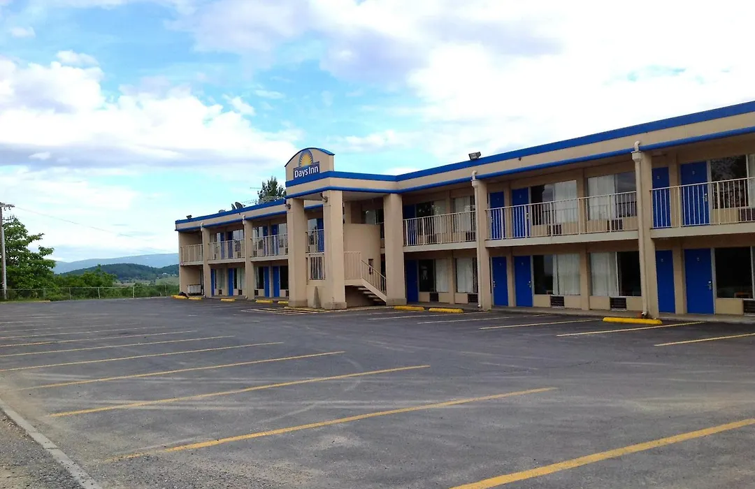Days Inn By Wyndham Staunton-1