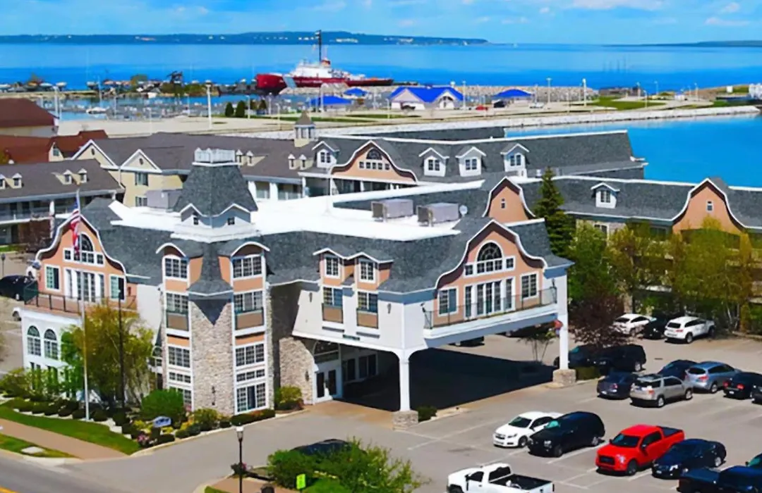 Hamilton Inn Select Beachfront Mackinaw City-1