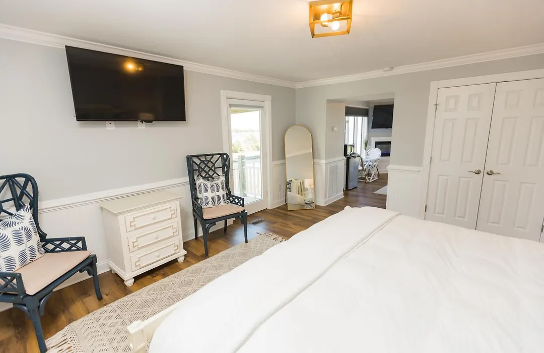 The Burrus House Inn Waterfront Suites-1