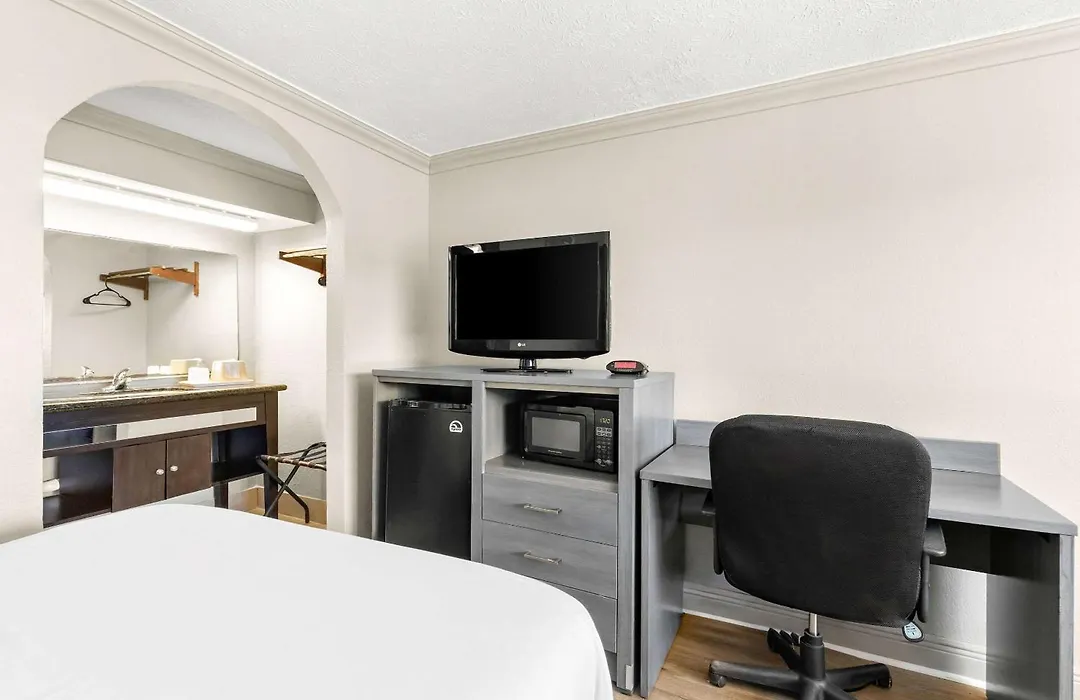 Econo Lodge Galveston Seawall-1