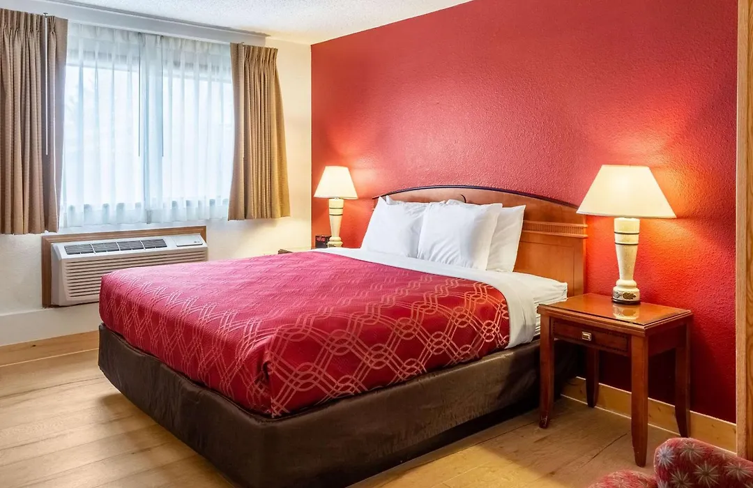 Econo Lodge Inn & Suites Madras-1