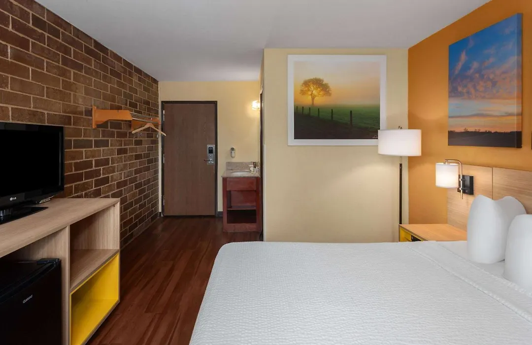 Days Inn By Wyndham Rockford I-90 Walking Distance To Casino-1
