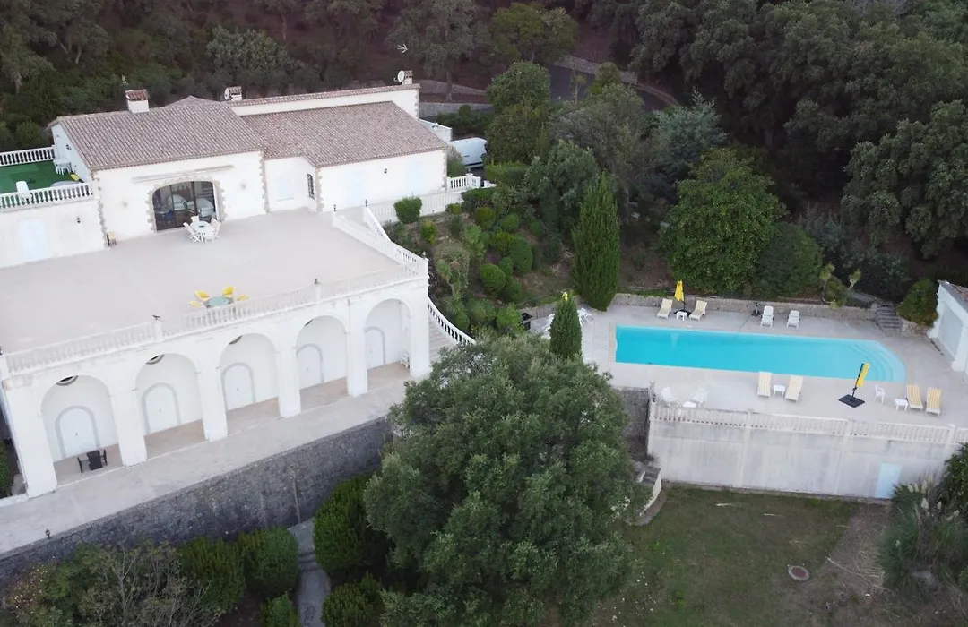 CHAMBRE LUXUEUSE AU CALME AVEC VUE PANORAMIQUE SUR LA BAIE DE CANNES ET L Estérel IMMENSE PISCINE-1
