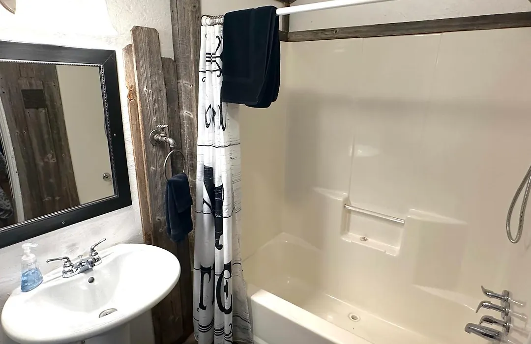 Acorn Hideaways Canton Cozy Frontier Rm For 3 Full Bathtub-1