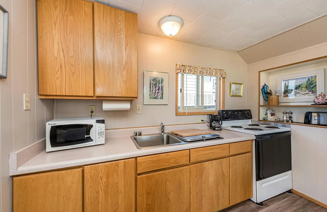 Juan De Fuca Waterfront Hotel & Cottages-1