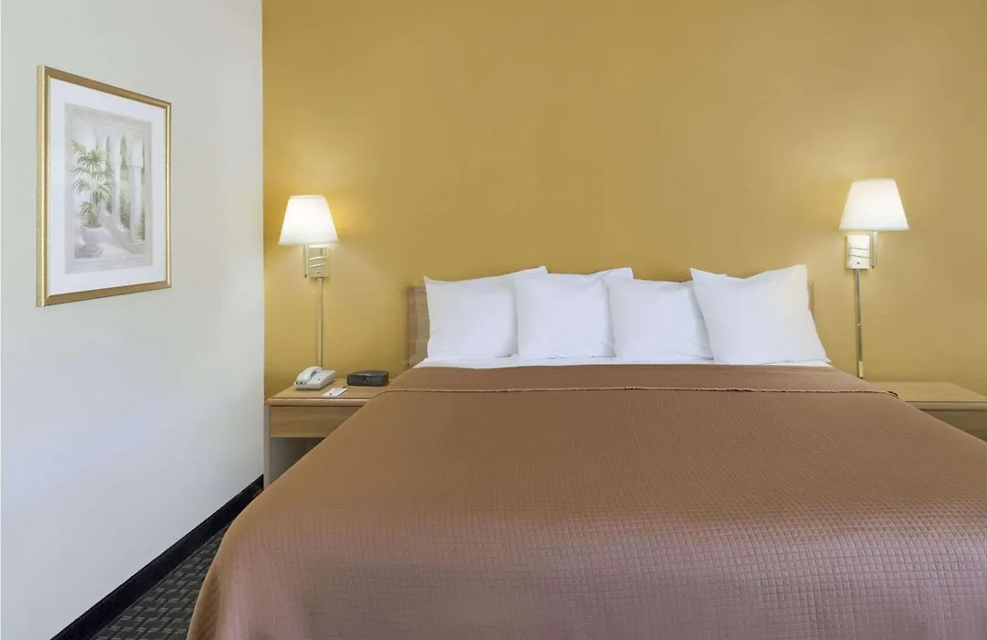 Howard Johnson By Wyndham Newburgh-1