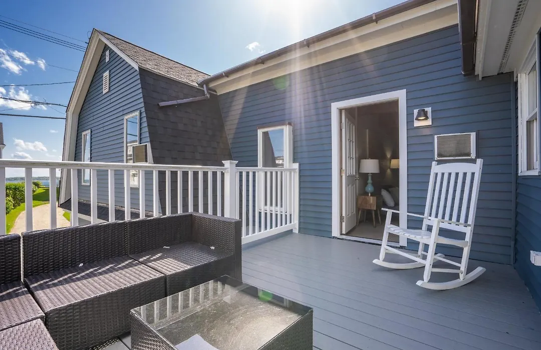The Lighthouse Inn & Suites-1