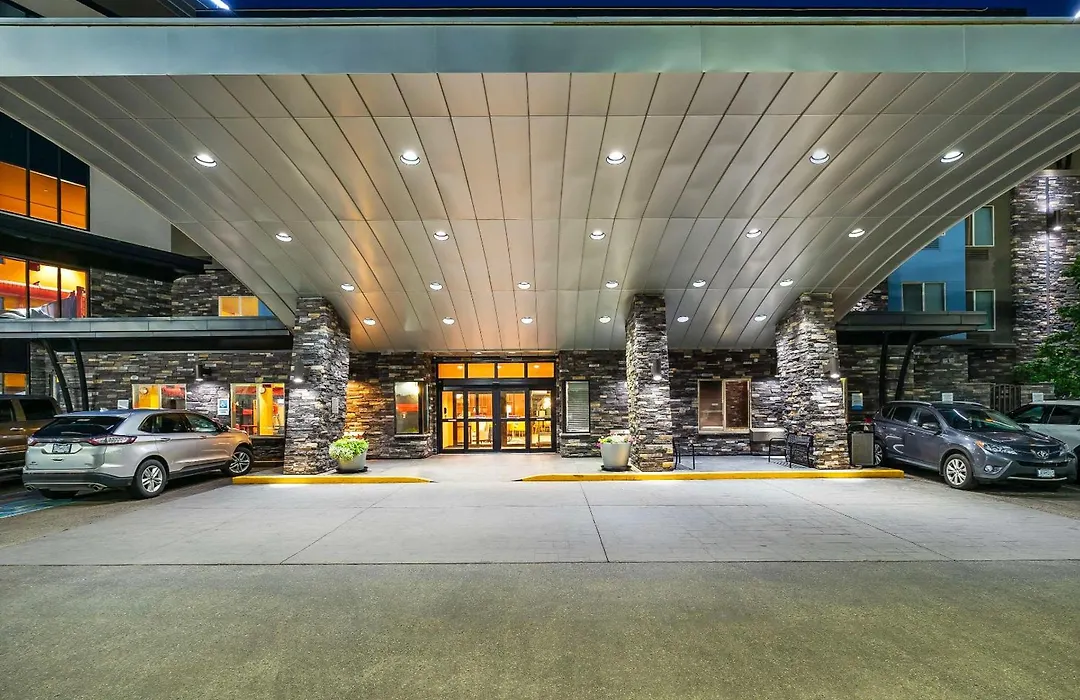 Comfort Suites Kelowna-1