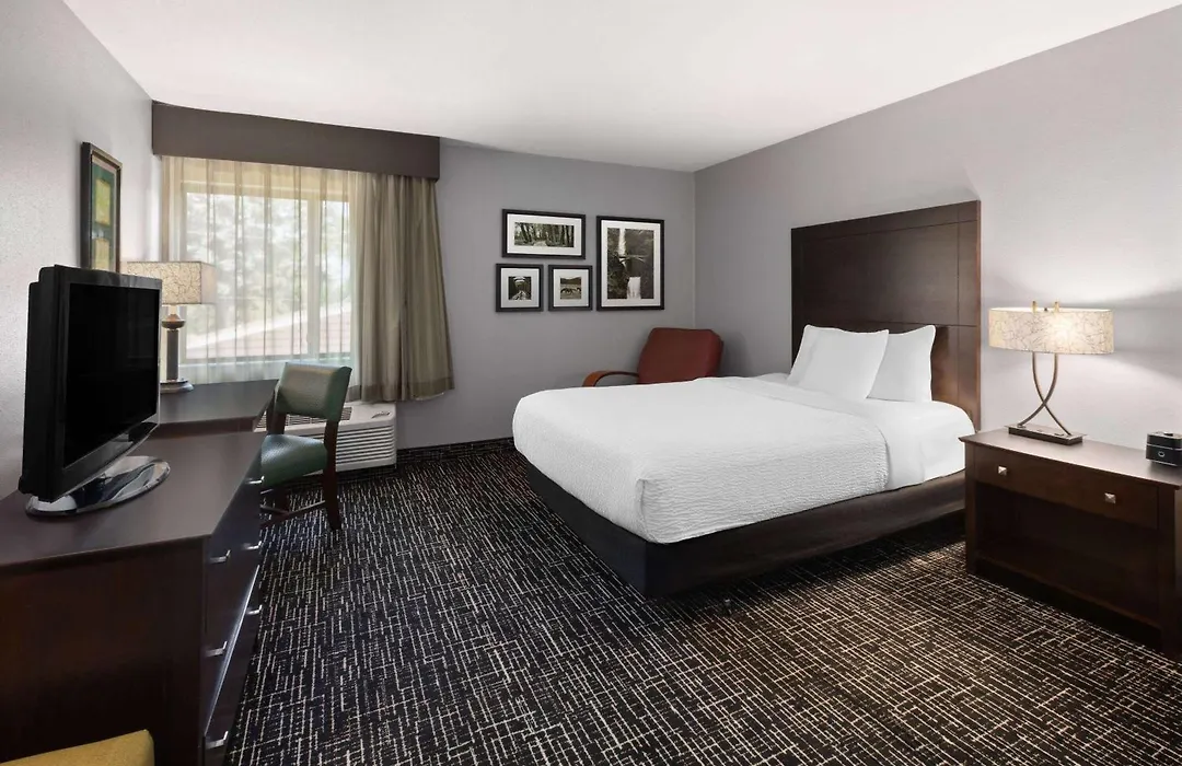 La Quinta Inn By Wyndham Sheboygan-1