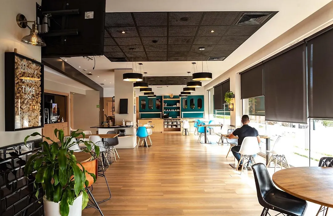 Travelodge Bcn Cornella Fira-1