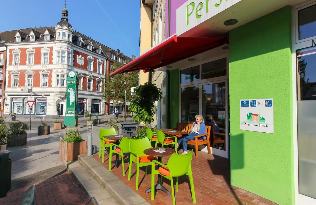 An der Persiluhr Stadt-gut-Hotel-1