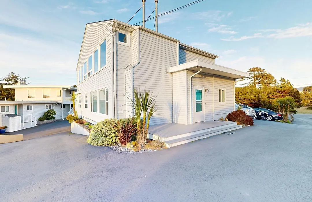 Cozy Ocean-View Condo Near Beach & Coastal Events-1