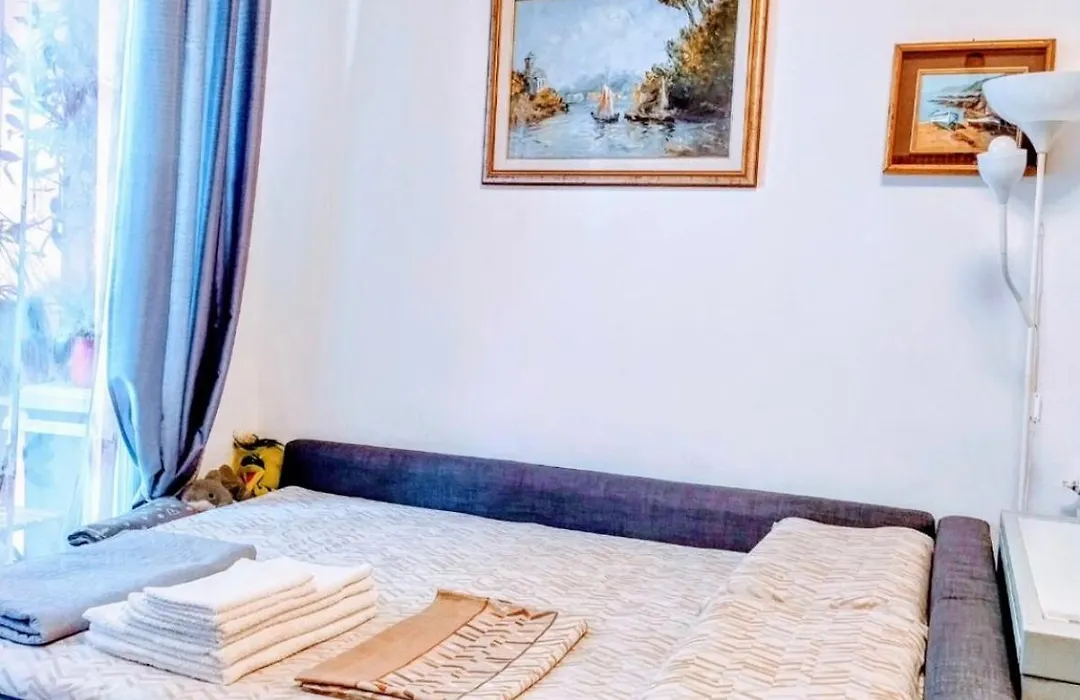 Camera Privata Nell'Appartamento In Zona Residenziale Con 2 Piscine-1