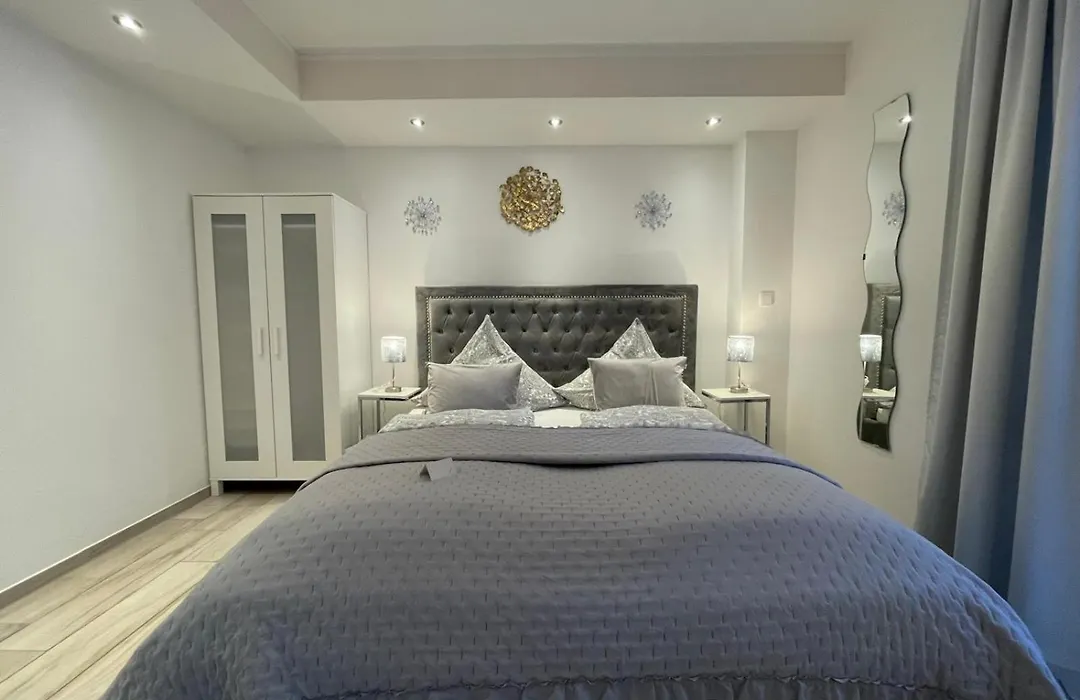 House La Neuschwanstein Blick - Budget City Hotel-1