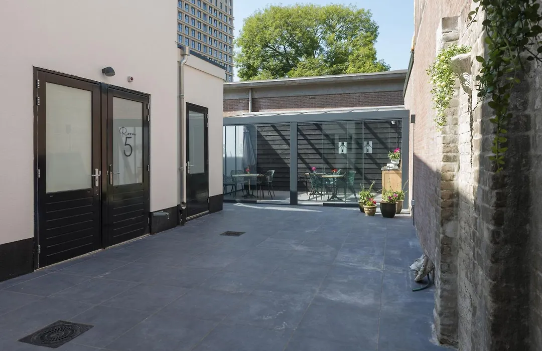 Petite Room With Wifi, Ac, And Shared Kitchen-1