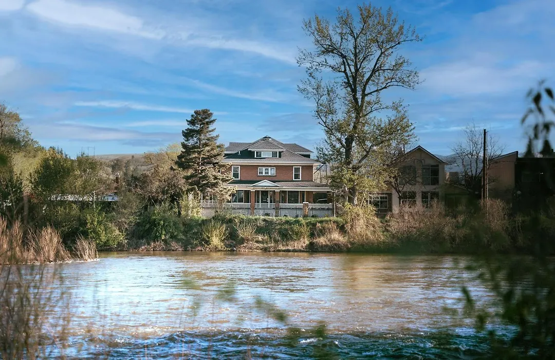 Goldsmith'S Riverfront Inn-1