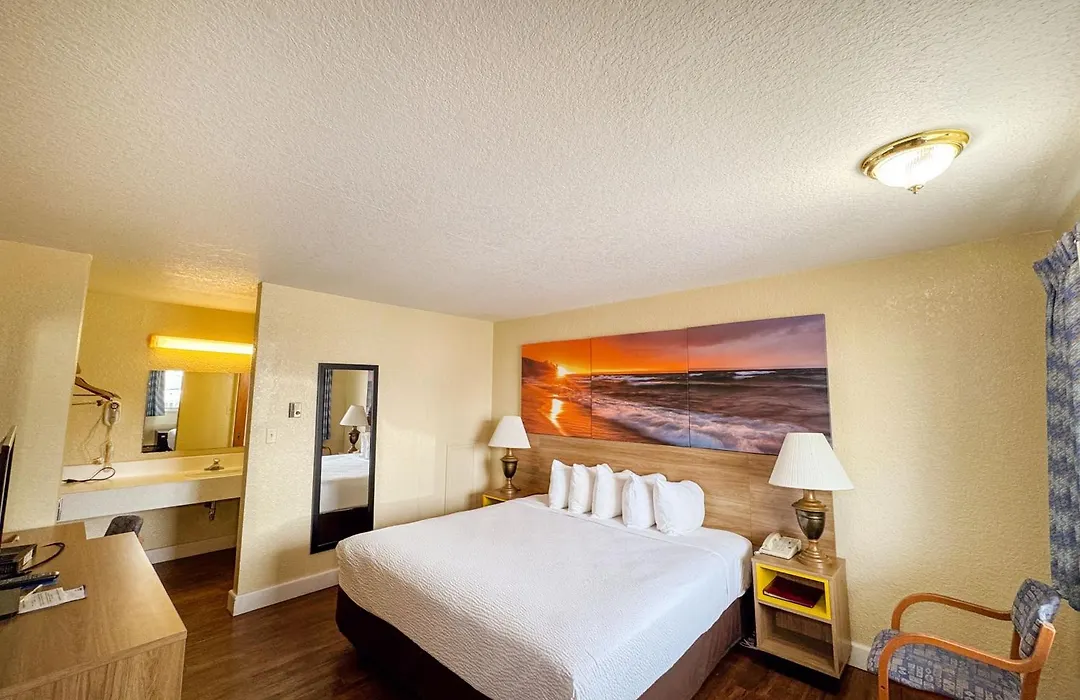 Days Inn By Wyndham Mackinaw City - Lakeview-1