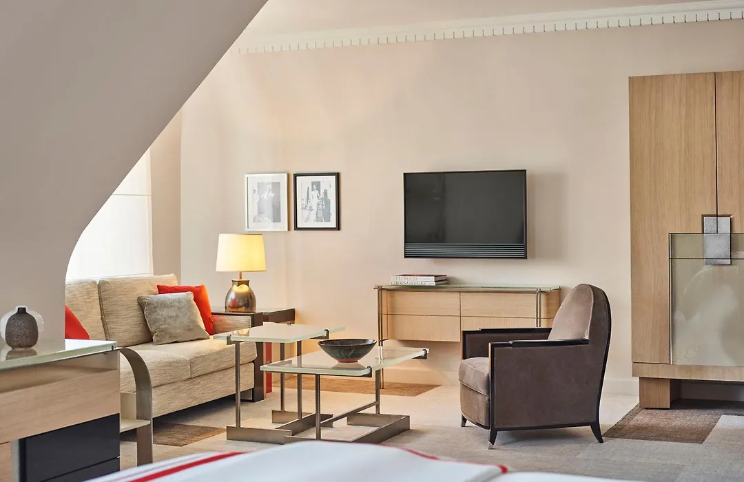 Hôtel Plaza Athénée - Dorchester Collection-1