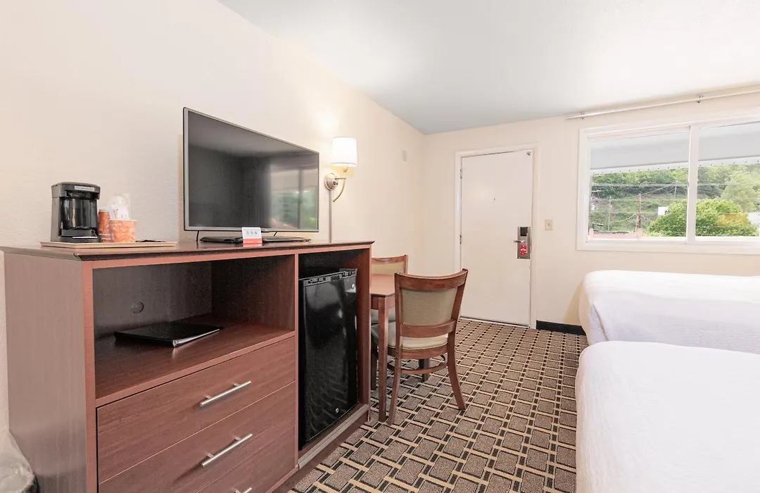 Econo Lodge Cherokee Near Island Park-1