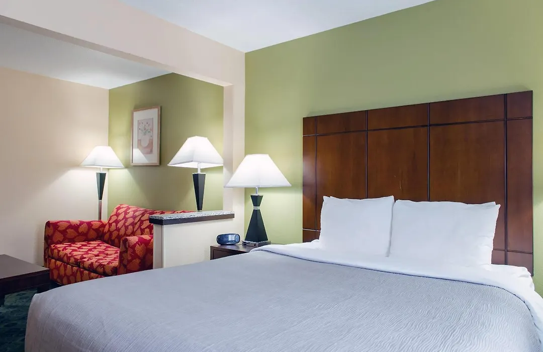 Quality Inn & Suites Bloomington I-55 And I-74-1