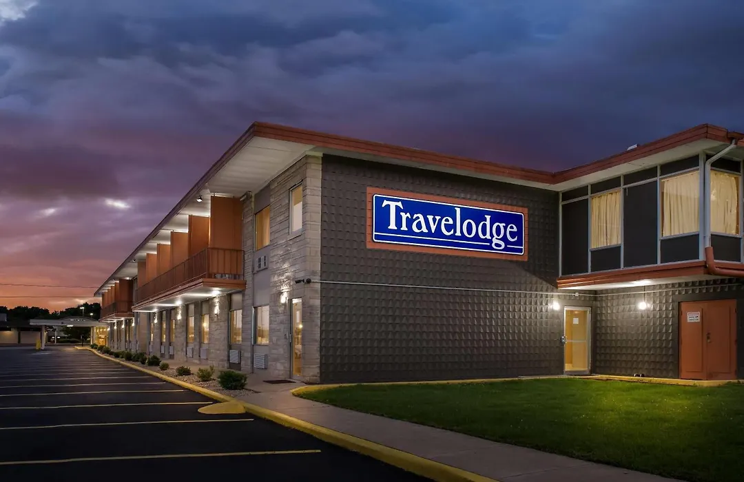Travelodge By Wyndham Bloomington-1