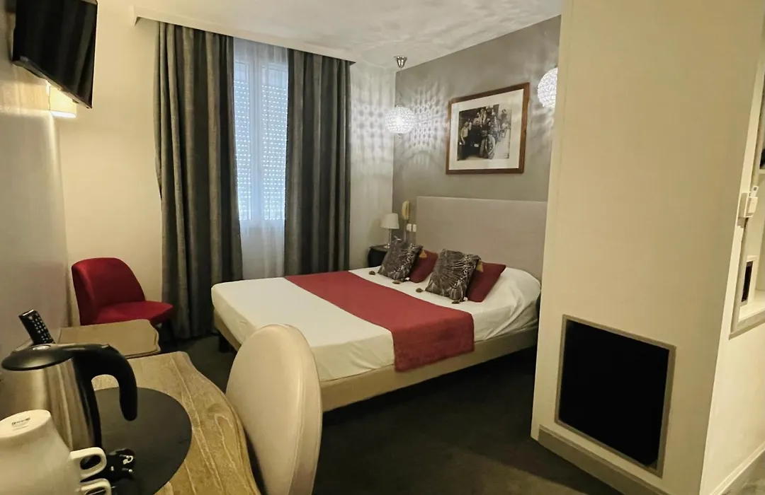 Brit Hotel Acacias-1