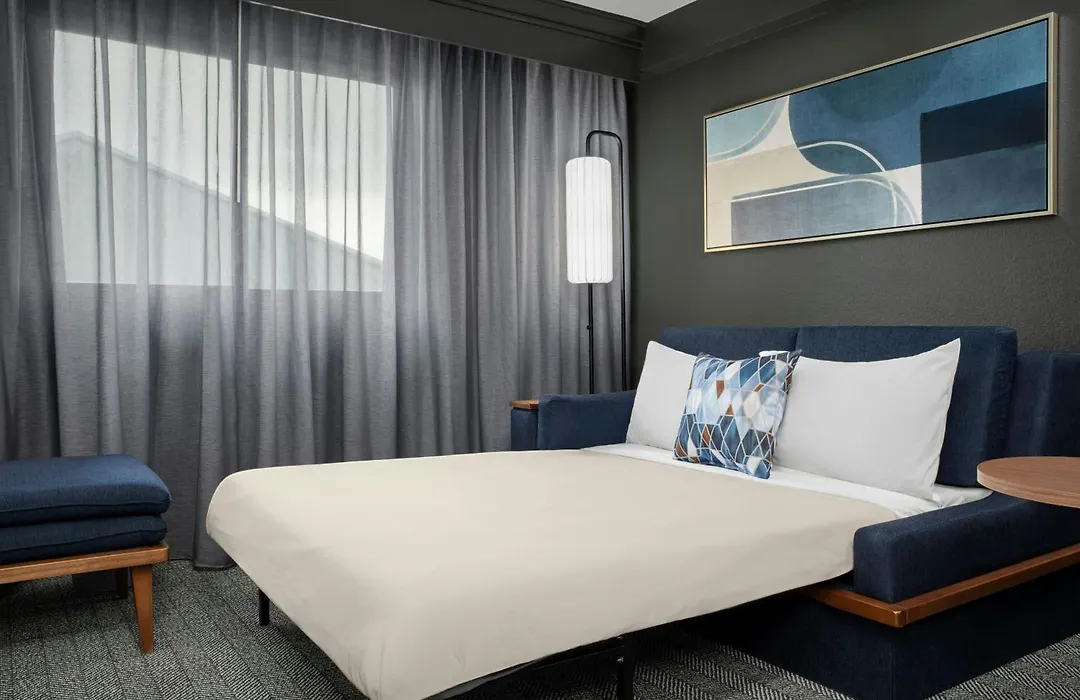 Courtyard By Marriott Bloomington-1