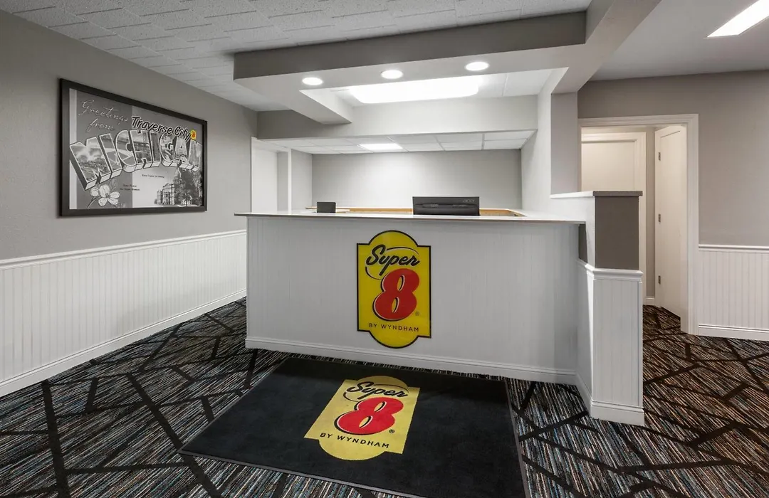 Super 8 By Wyndham Traverse City-1