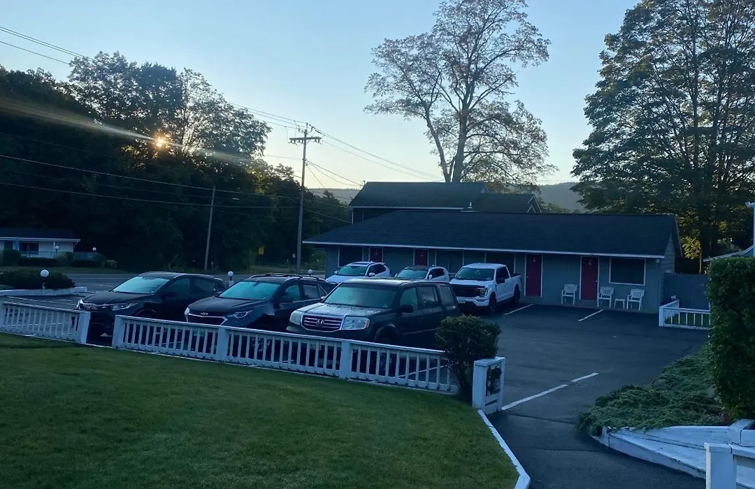 Barberry Court Motel &Cabins-1