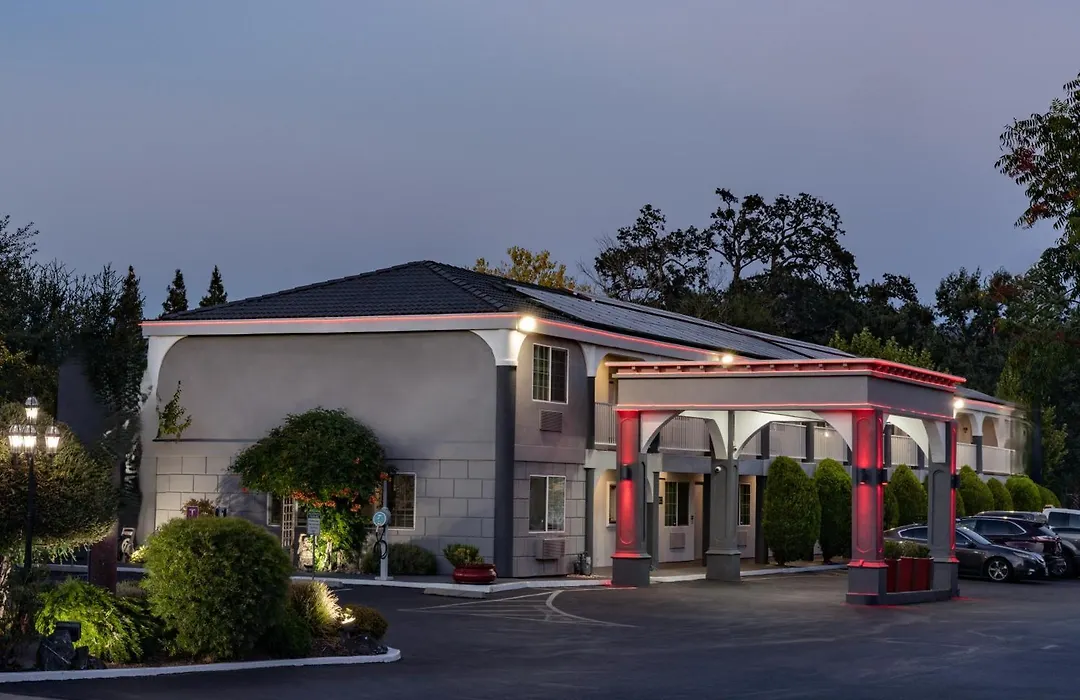 The Orchard Hotel Ukiah Wine Country Free Breakfast, Pool, & Hot Tub-1