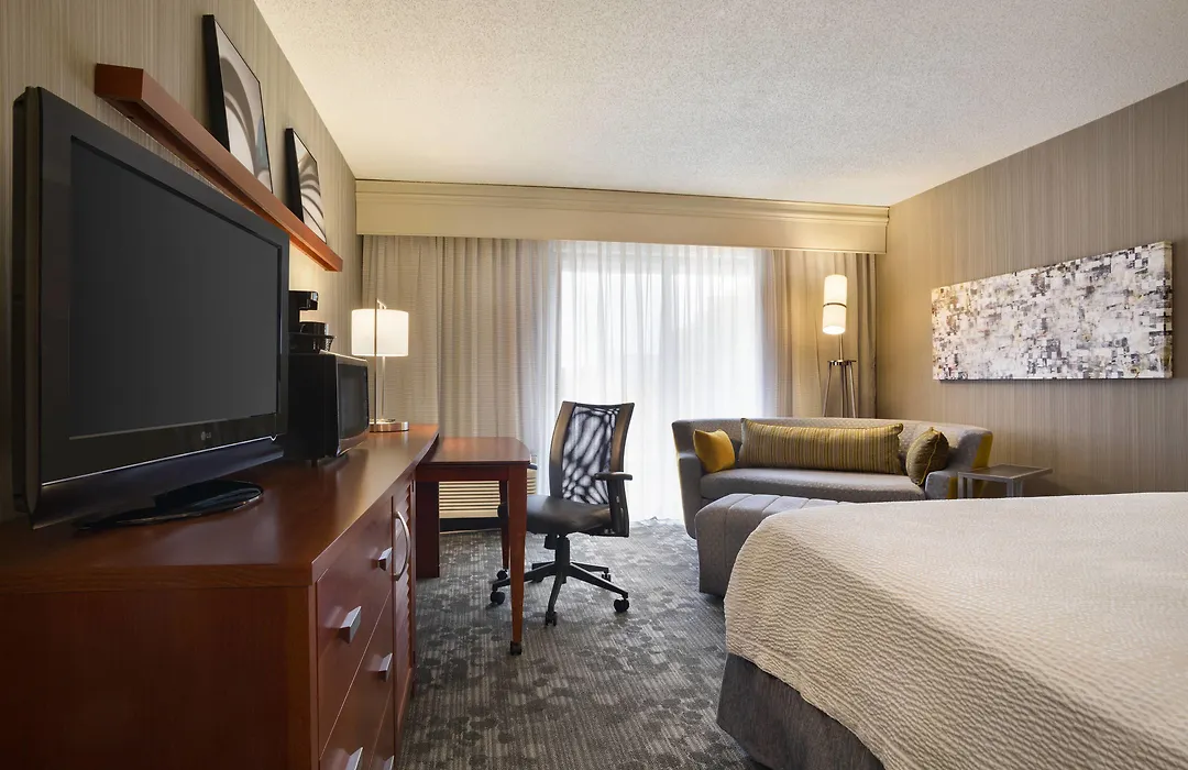 Courtyard By Marriott Champaign-1
