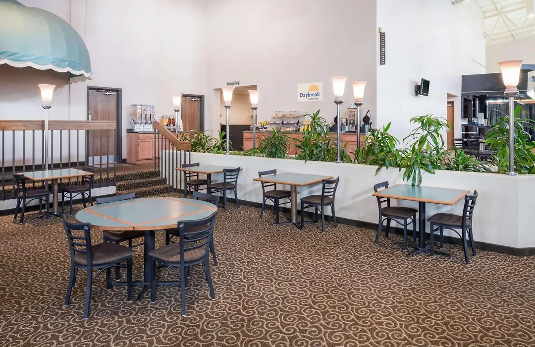Days Inn By Wyndham Kirksville-1