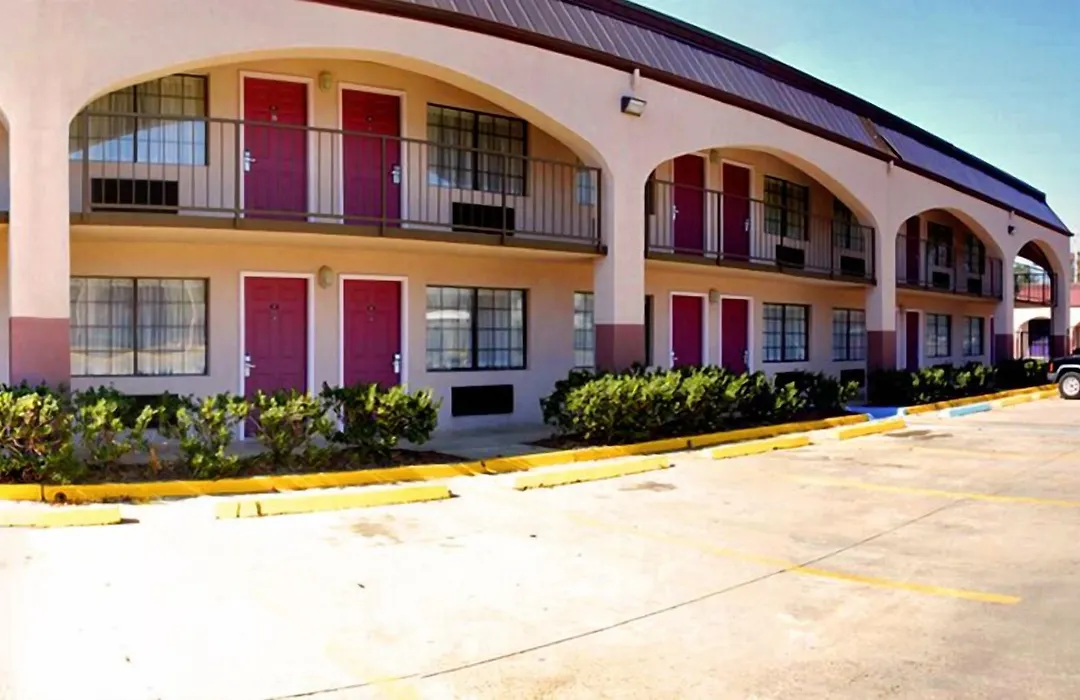 Days Inn & Suites By Wyndham Starkville-1