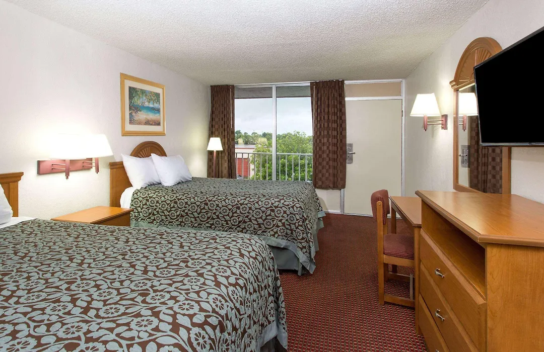 Days Inn By Wyndham Fort Myers-1