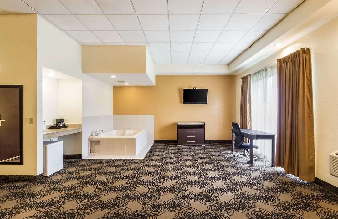 Quality Suites Milwaukee Airport-1