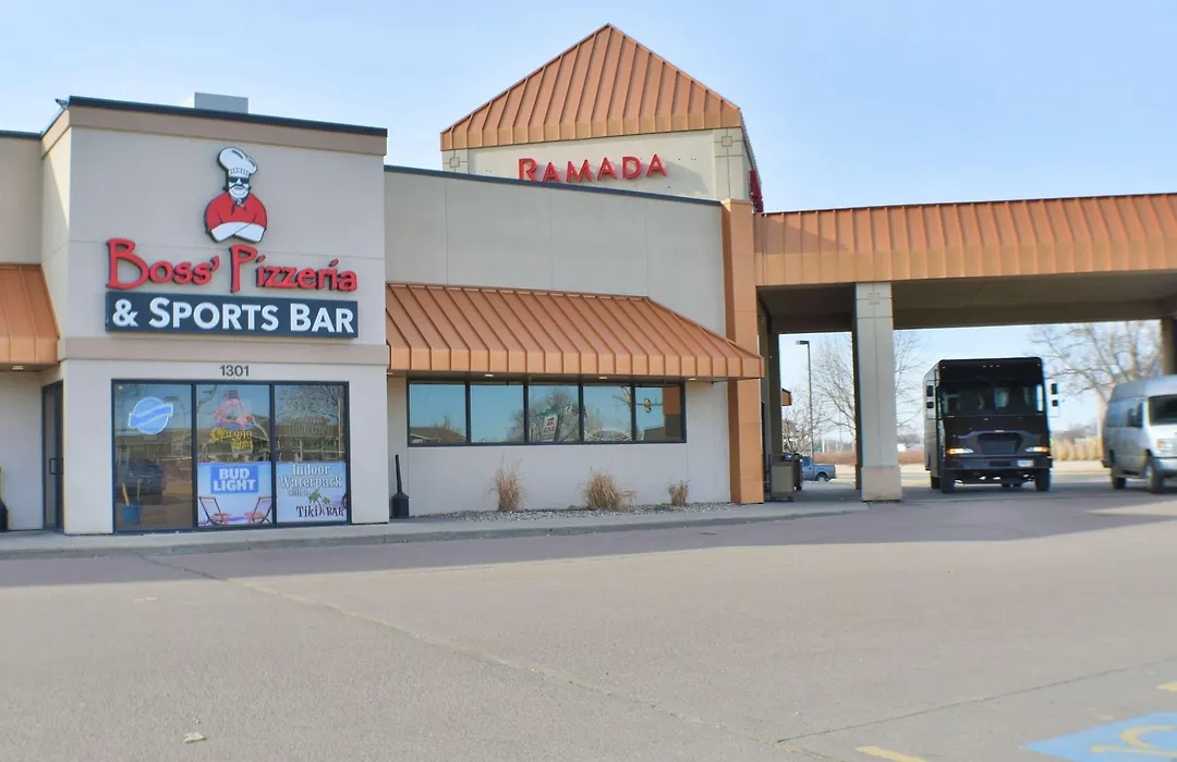 Ramada By Wyndham Sioux Falls Airport - Waterpark Resort & Event Center-1