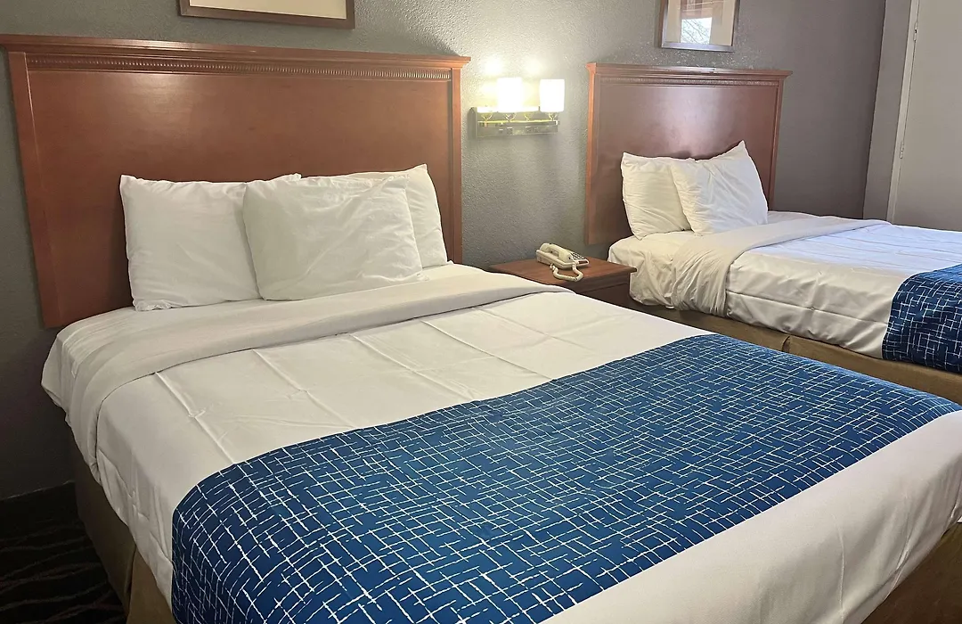 Travelodge By Wyndham Terre Haute-1