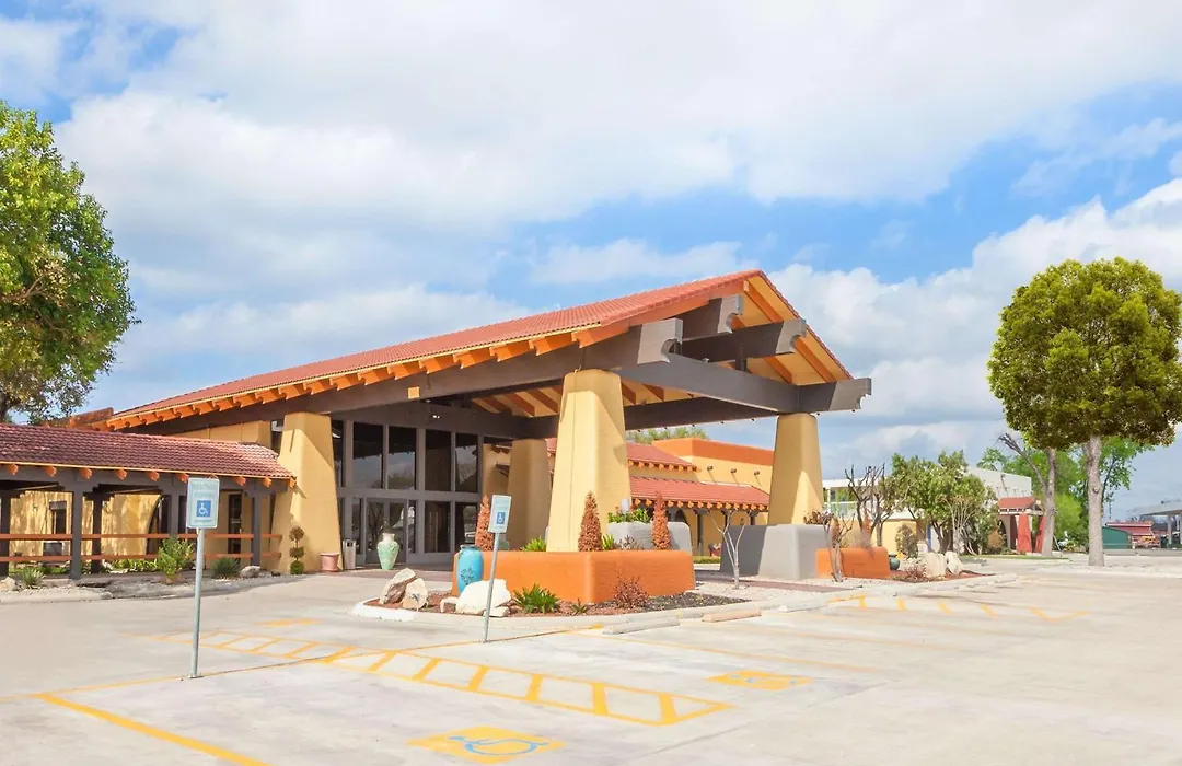 Days Inn By Wyndham Uvalde-1