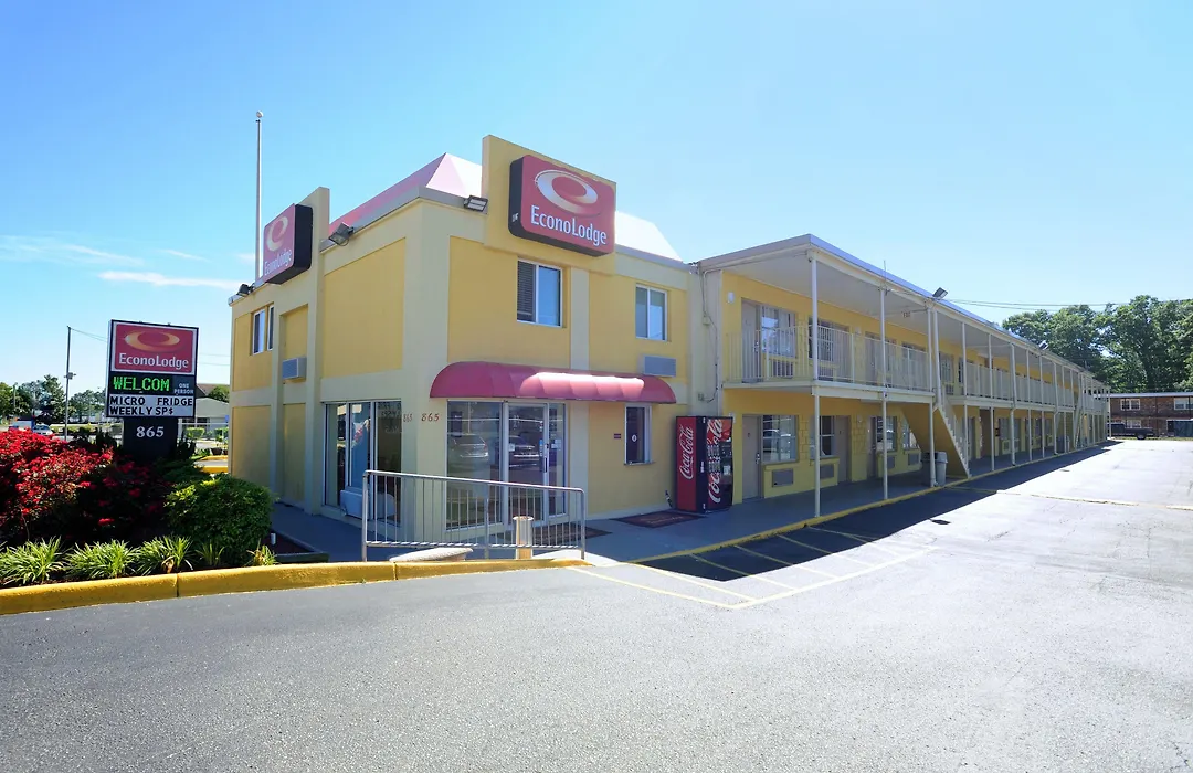 Econo Lodge At Military Circle-1