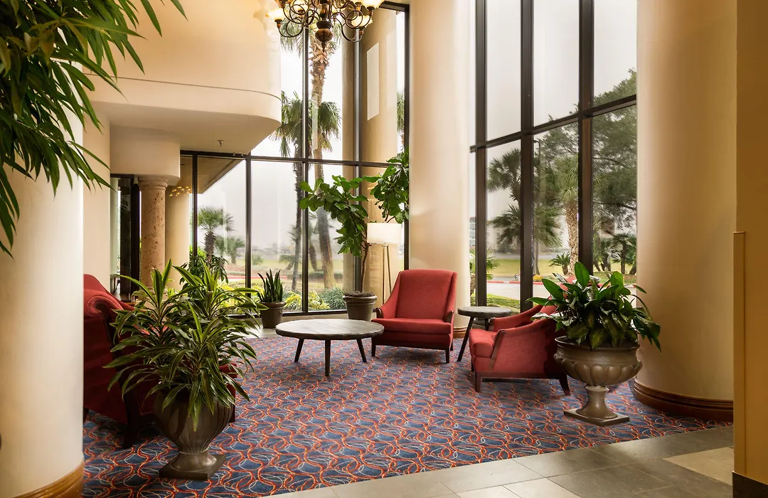 Mcm Elegante Hotel & Conference Center-1