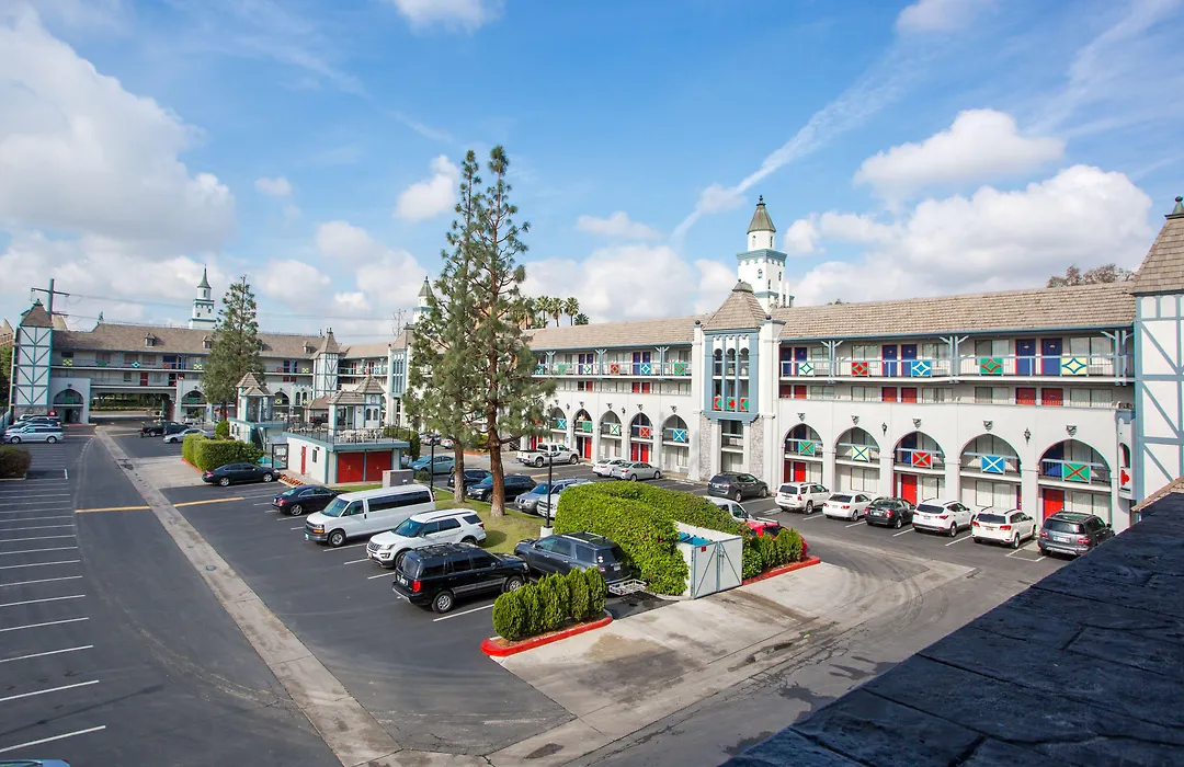 Castle Inn And Suites Anaheim-1