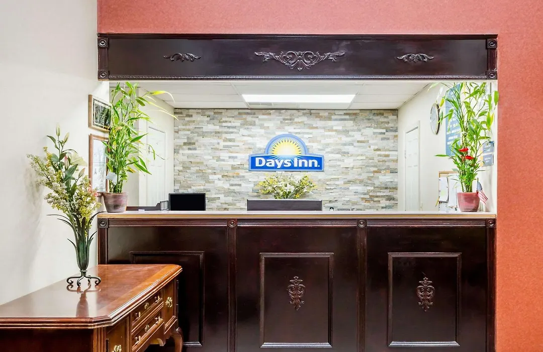 Days Inn By Wyndham Hendersonville-1