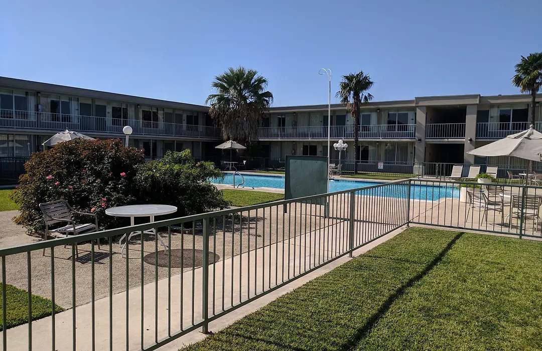 Days Inn By Wyndham Seguin Tx-1