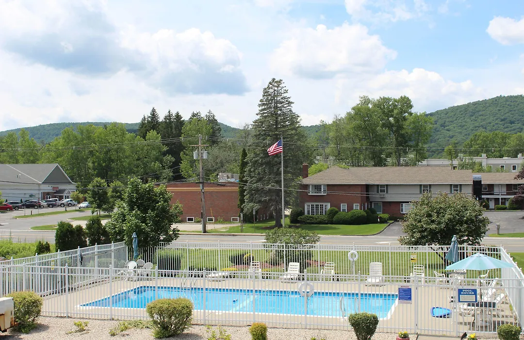 Howard Johnson By Wyndham Lenox-1