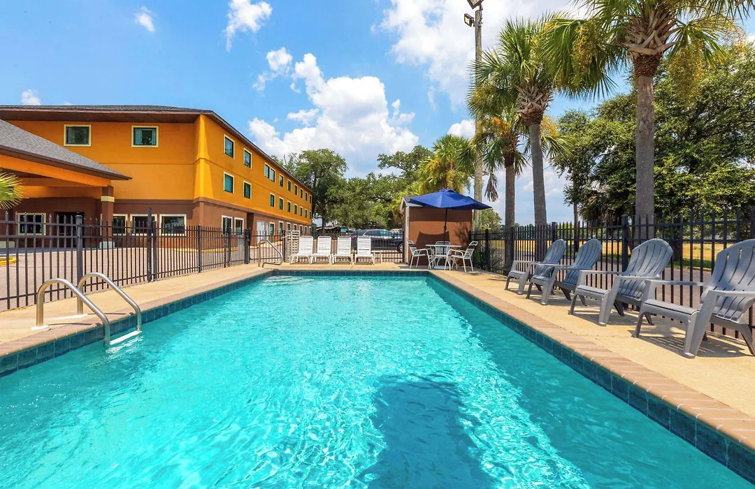 Days Inn By Wyndham Biloxi Beach-1