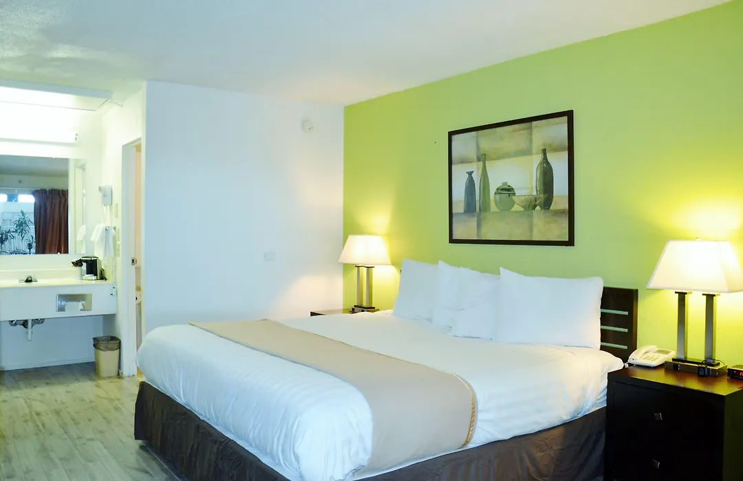 Travelodge By Wyndham Lincoln Northeast-1