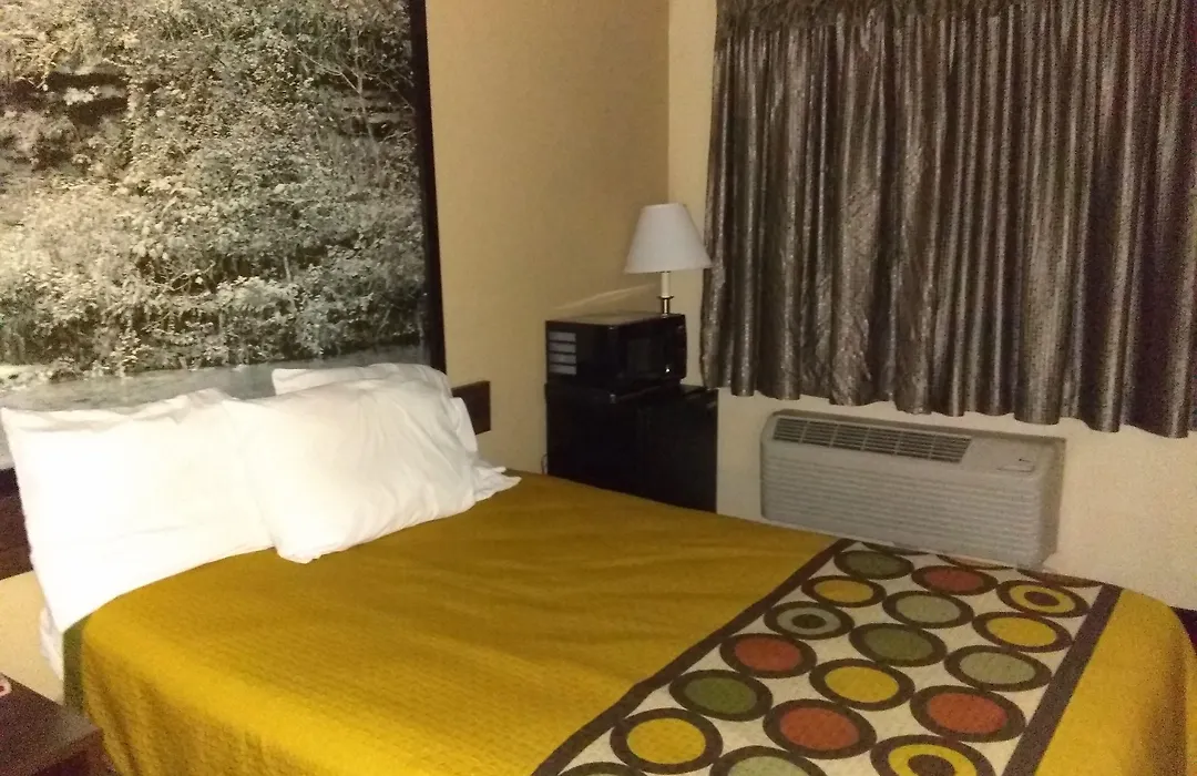 Super 8 By Wyndham Boonville-1