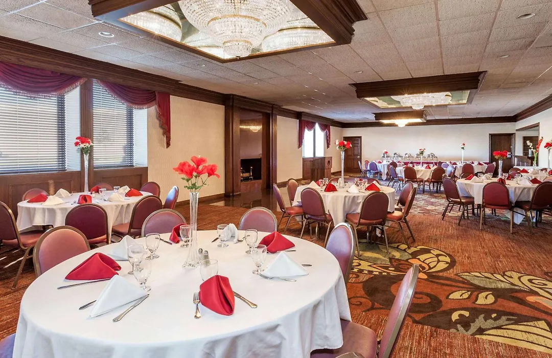 Days Inn & Suites By Wyndham Roseville/Detroit Area-1