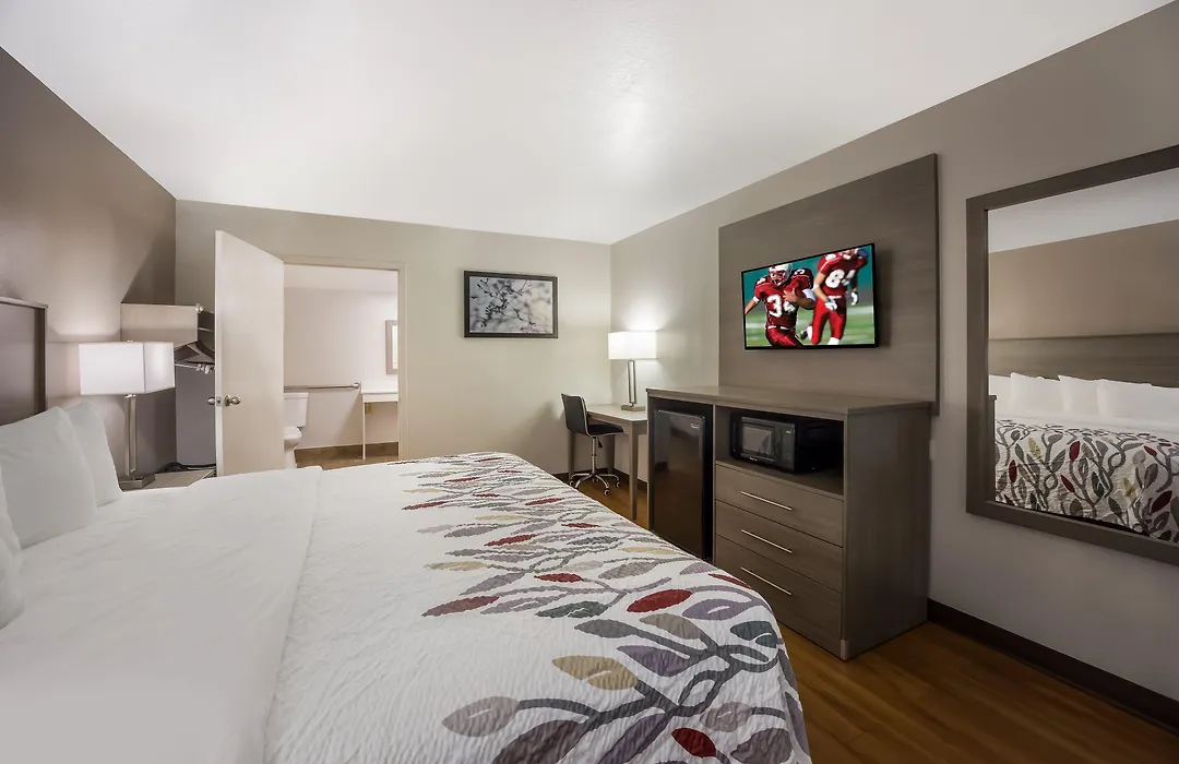 Red Roof Inn & Suites Thomasville-1